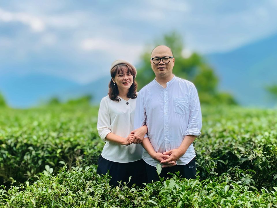 茶境天使創辦人賴雅薇與林盈佑站在茶園中微笑合影，傳遞企業送禮、客製化禮盒、公益禮盒與 ESG 精神，呈現品牌對高級禮盒與農曆新年禮盒品質的堅持。